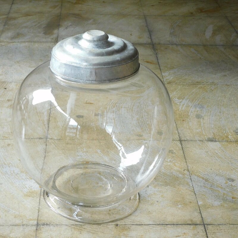 ふるいガラスの菓子瓶・地球瓶 HK-a-03253 / 古道具 駄菓子瓶 ガラス瓶 アンティーク ショーケース ガラスケース