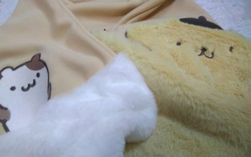 ☆レディース☆可愛い！お袖色違いファー生地の&ポムポムプリン&マフィンちゃんの黄色長袖トレーナーです(o^―^o)サイズM～Ｌ☆日本限定品