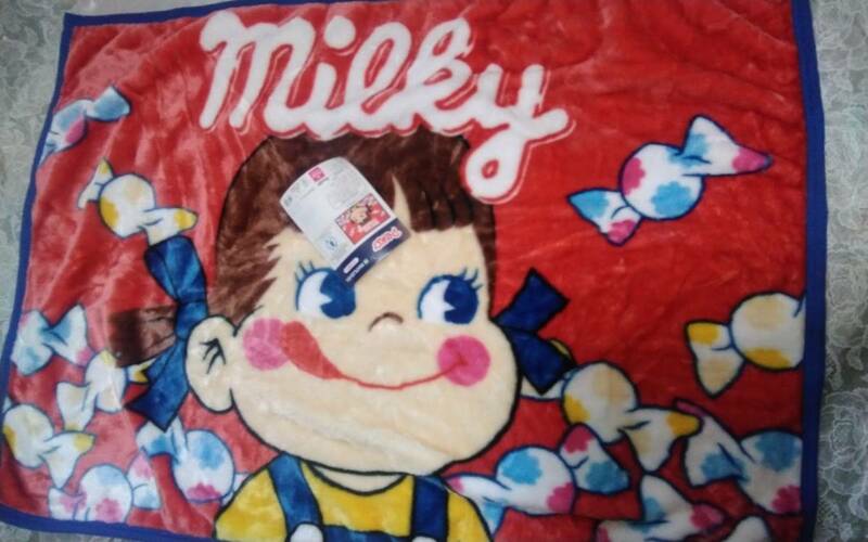 MARUSHIN ☆PEKO ☆ とっても可愛い♪ペコちゃん&milky ミルキーロゴ♪キャンディの赤色ひざ掛け毛布です(o^―^o)サイズ70×100cm☆新品☆