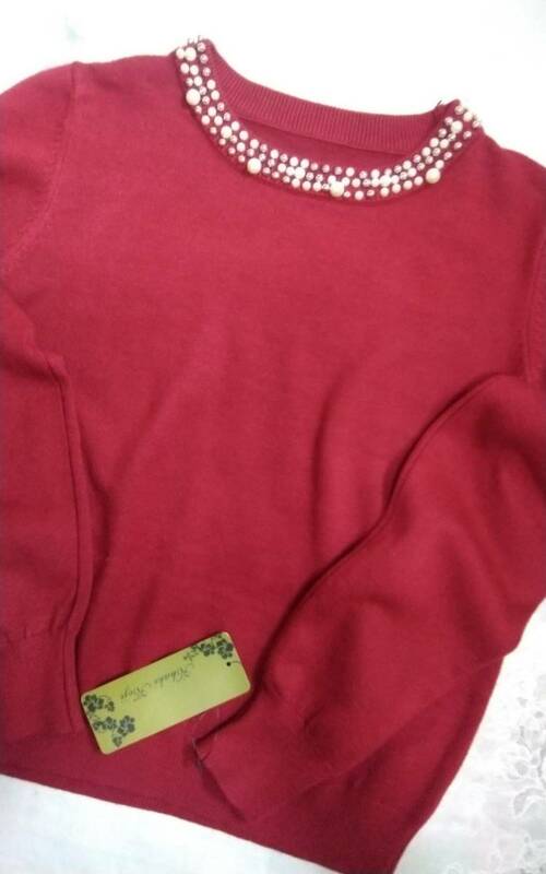 ☆レディース☆khakikoji ☆可愛い！胸元&お袖口にアクセサリー付きの赤色長袖ニットセーターです(o^―^o)サイズMＬ☆新品☆