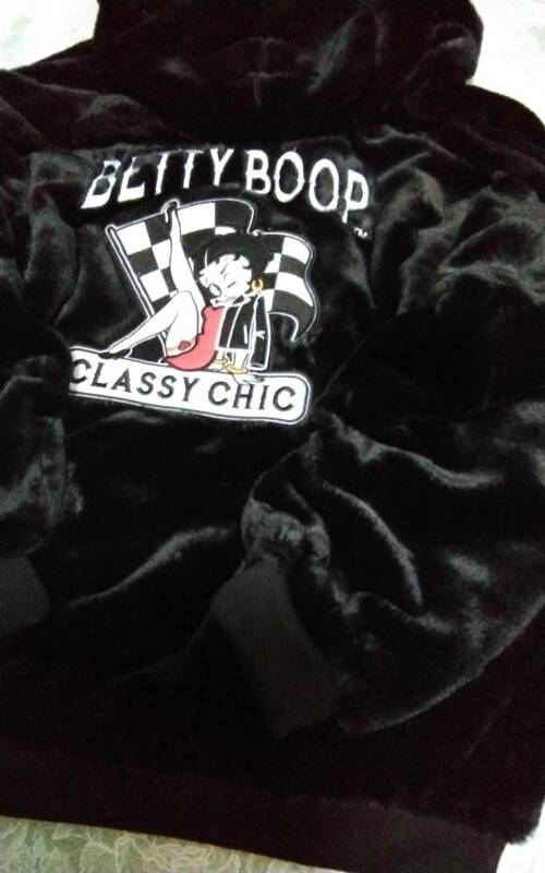 ☆レディース☆とっても可愛い！赤色ドレス姿のベティちゃんの黒色フェイクファージップパーカージャケットです(o^―^o)大きいサイズ４Ｌ☆