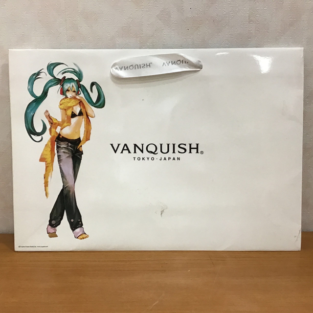 ☆☆送料無料☆☆初音ミク VANQUISH TOKYO JAPAN ショップ袋 ホワイト サイズ:約横40㎝×縦28㎝×底幅12㎝