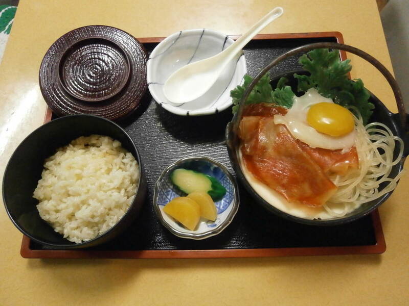 すき焼き鍋定食の食品サンプル（鉄鍋、鍋敷き、レンゲと鉢、お茶碗、、漬物皿付）