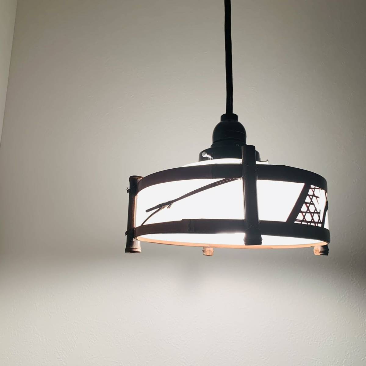 昭和レトロ 電笠 電傘 ガラスシェード 竹枠 竹細工 ペンダントライト 照明 乳白色 古民家 カフェ 和室 インテリア ミルクガラス 小ぶり