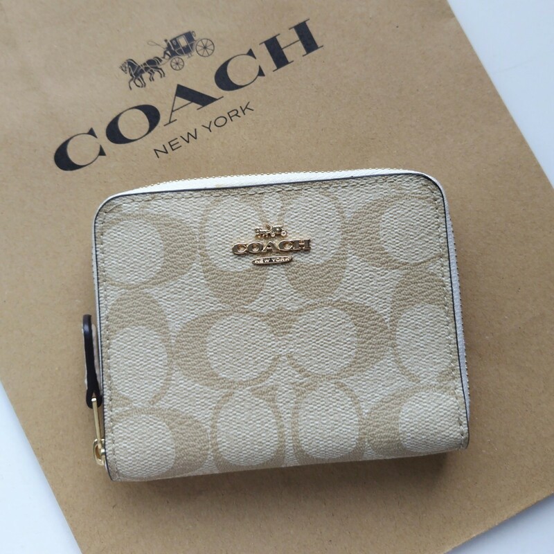 【新品】COACH コーチ 二つ折り財布 ラウンドジップ　ライトカーキ