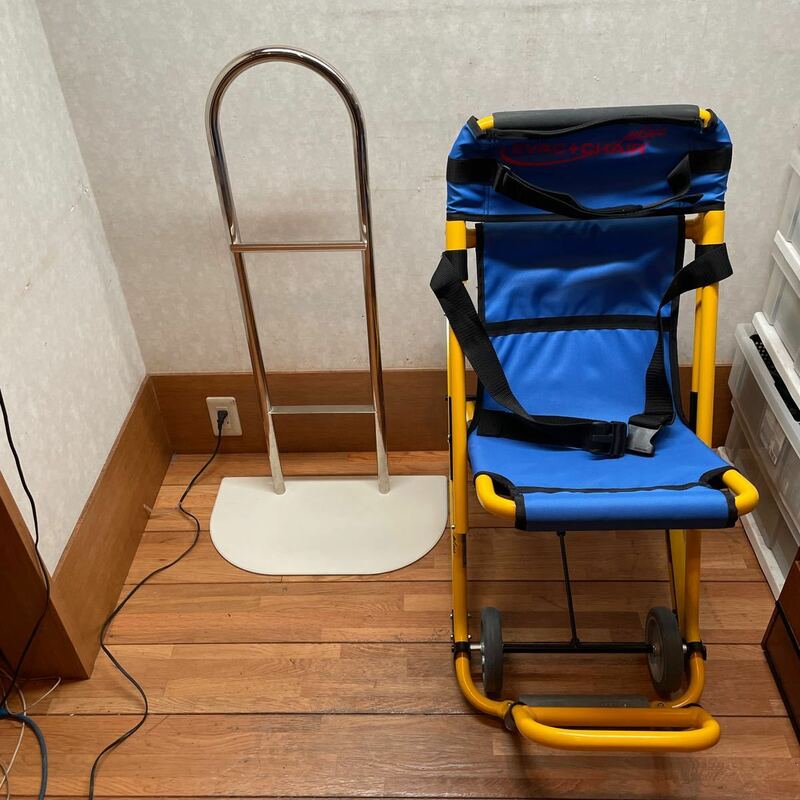 EVAC+CHAIR イーバックチェア　階段用避難車　専用スタンド付き