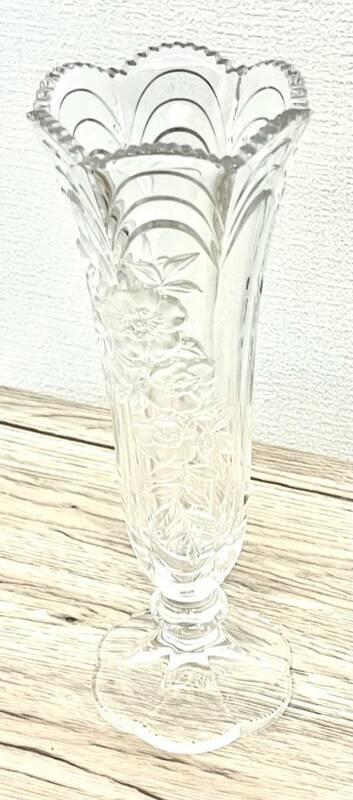 【美品】カメイガラス / クリスタルマツガオカ 花柄 花瓶(フラワーベース) (MO-2600) 24cm高【箱付き】