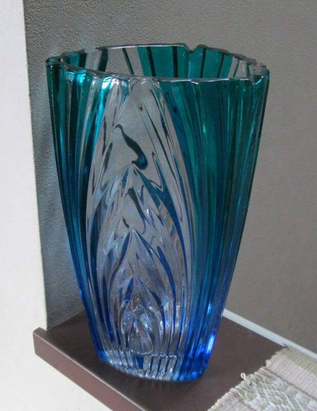 大振り花瓶　ＳＯＧＡガラス　Ｈ２６ｘＷ１５ｃｍ　色がとても綺麗　