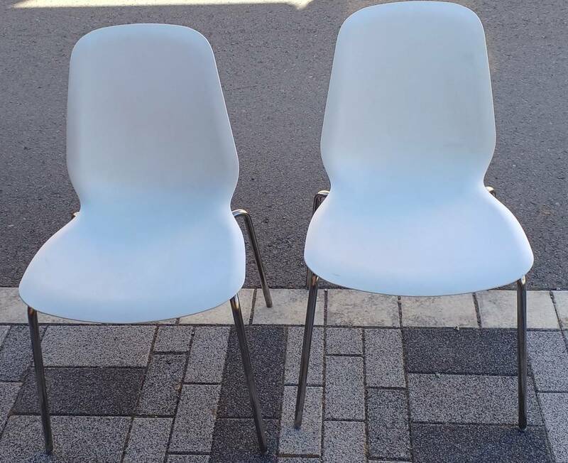 ！美品！「IKEA社製・重ね椅子【BRORINGE,NO21985」高さ８１０×幅４５０×奥行４５０ミリ・２台（詳細不明）