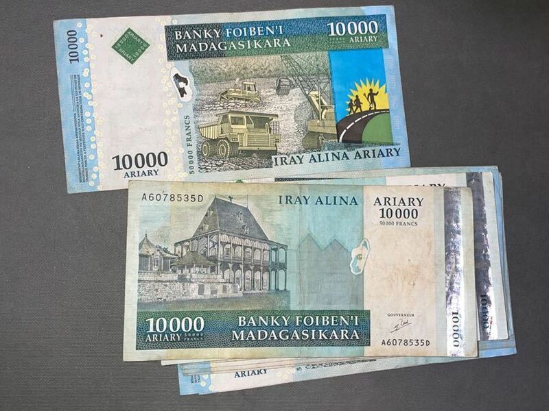 送料無料 マダガスカル 10000アリアリ紙幣 2008年頃 18枚 外国紙幣 おまけ