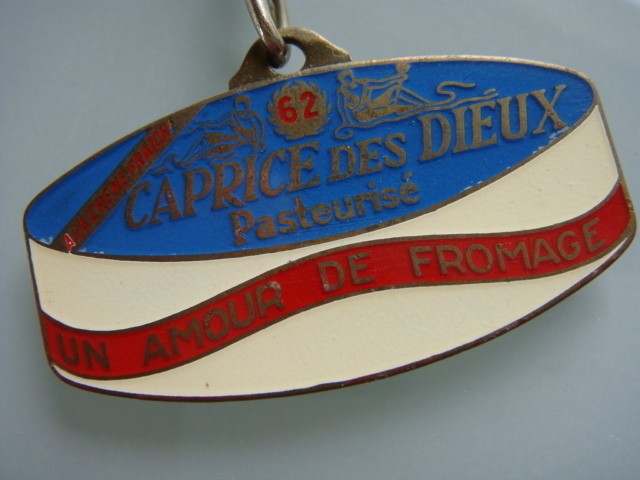 ◆ フランスアンティーク ヴィンテージキーホルダー 60s チャーム フロマージュ ラクープドール 金賞 カプリデデュー トリコロール