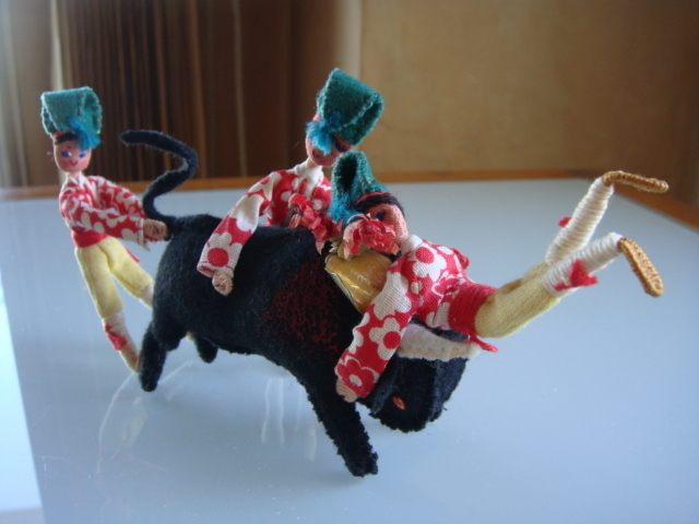 ◆ 70s ヴィンテージ ポルトガルの手作りフォークアードール 闘牛と3人のトレーロ 闘牛士 マスコートデマリアヘレナ製 フォークロア