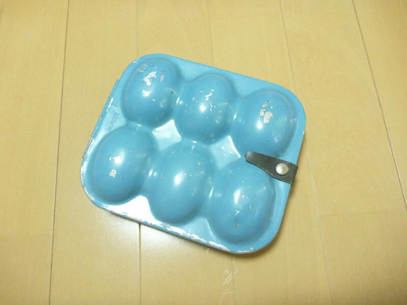 【 レトロ品 】　アルミ製　エッグホルダー　エッグケース　6個タイプ　水色　イングランド製　タマゴケース　ビンテージ
