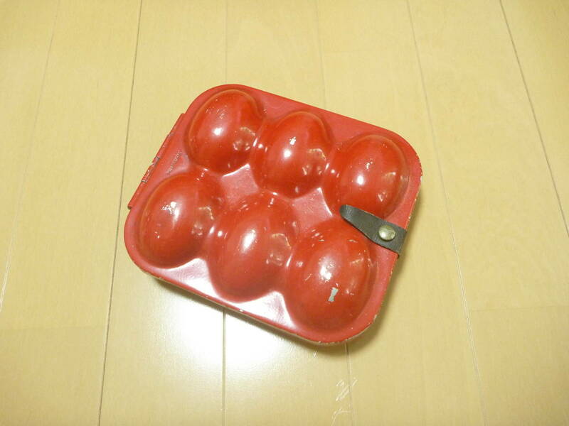 【 レトロ品 】　アルミ製　エッグホルダー　エッグケース　6個タイプ　赤色　イングランド製　タマゴケース　ビンテージ