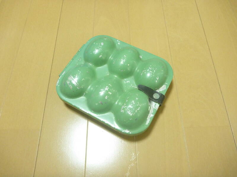 【 レトロ品 】　アルミ製　エッグホルダー　エッグケース　6個タイプ　緑色　タマゴケース　イングランド製　タマゴケース　ビンテージ