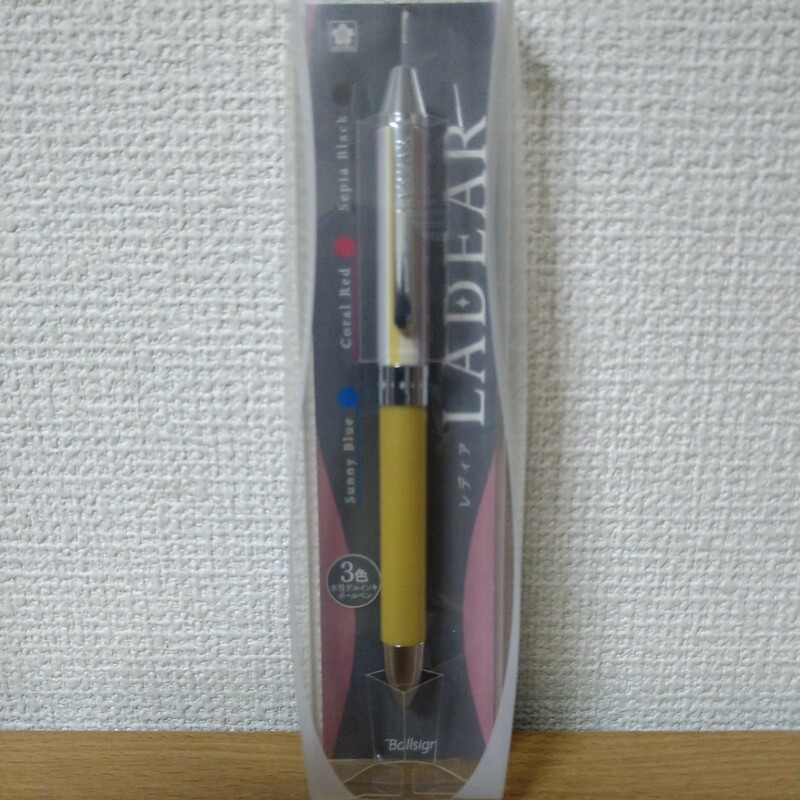 サクラクレパス 3色ボールペン レディア 0.4mm ストライプイエロー