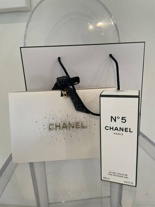 シャネルno5シャワージェル　CHANEL チャーム付きショッパーつき そのままギフトにできます