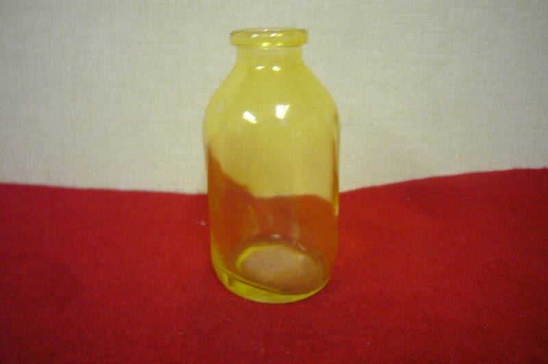昭和レトロ 古い瓶 薄い黄色 瓶 高さ約10.5cm 瓶の底が変形