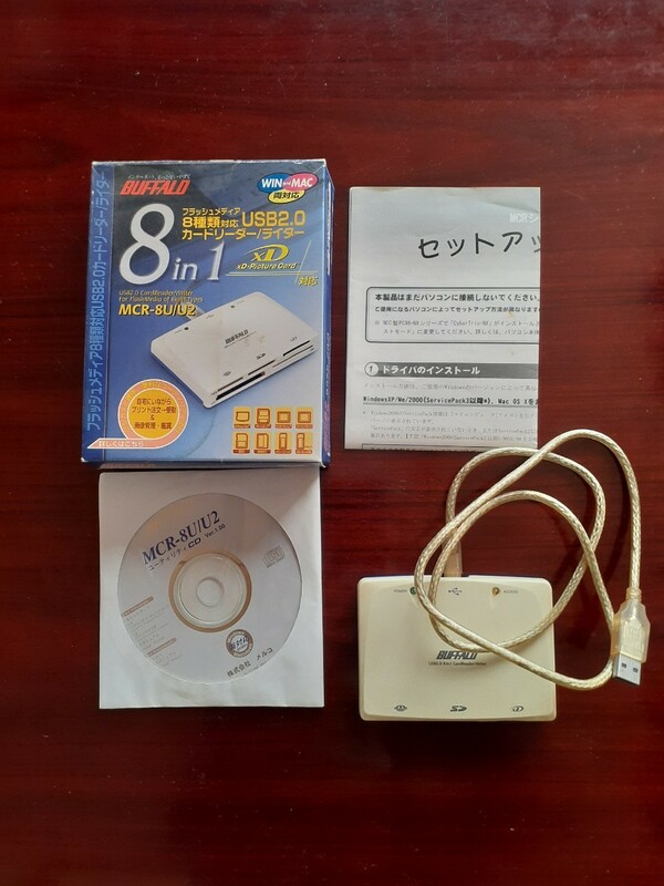 BUFFALO フラッシュメディア8種類対応 USB2.0カードリーダー/ライター MCR-8U/U2　中古美品 USBケーブル、CD-ROM、セットアップシート付き