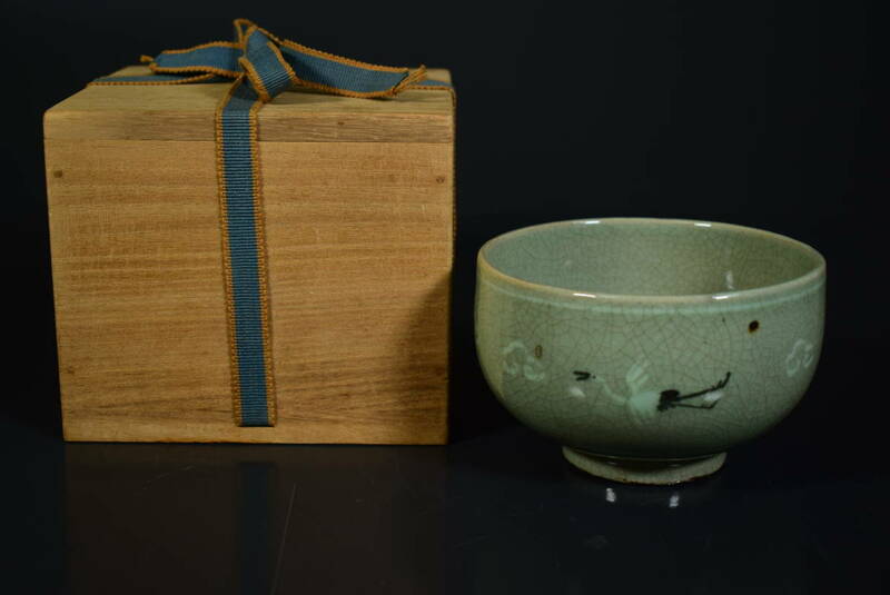 【和】(8020)　時代古作　李朝　高麗青磁　白黒象嵌雲鶴文茶碗　保管箱有　茶道具　