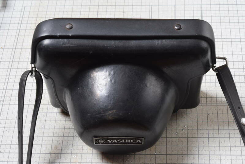 ＃27　古い革製カメラケース　　YASHICA/ELECTRO35　ハードケース
