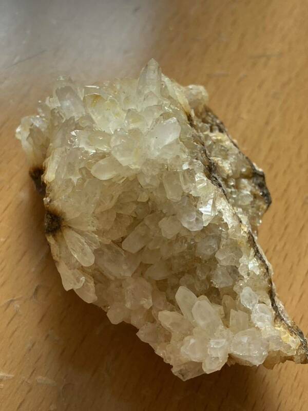 天然石　水晶原石(日本産) 重量　約67㌘　高さ約　3.3㌢　横約　4㌢　縦約6.3㌢　7
