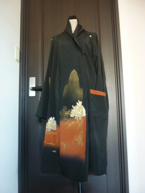 即決LL.3L.4L大きいサイズ正絹黒留袖,黒ロングコート(身幅７２丈101)着物リメイク,別売りのワンピースと共にアンサンブルスーツ