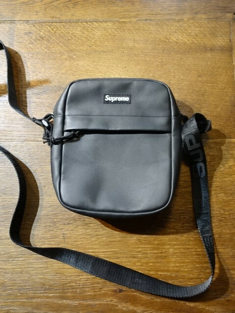 Supreme シュプリーム　23ＡＷ　レザー　バッグ　Leather Shoulder Bag