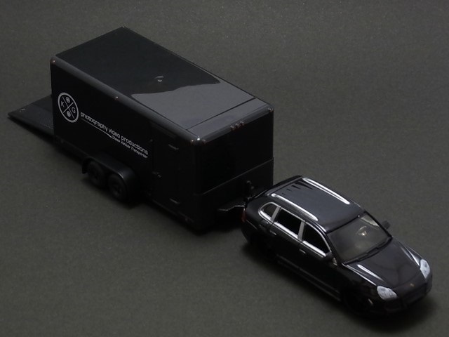 ★日曜夜★ルース★PORSCHE CAYENNE/CAR TRAILER★TOW & GO★DESIGN★MAISTO★1/64