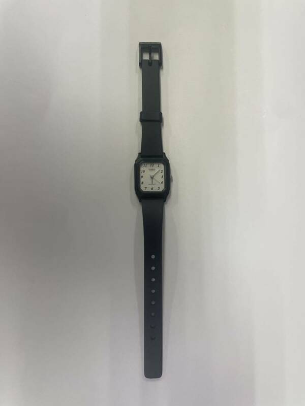 腕時計 CASIO 中古美品　アナログ式　LQ-142 シンプルなデザイン　ビジネス用　飽きのこないデザイン