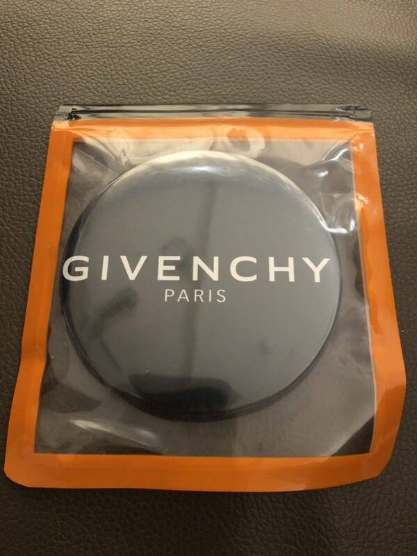 ジバンシー　ブリキバッジ　GIVENCHY 未開封品