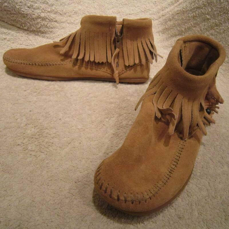 ミネトンカ　サイドジップ フリンジブーツ（527T）薄茶スエード　約24㎝ US7　　　　　MINNETONKA Concho Feather Side Zip Boot　wj2401b