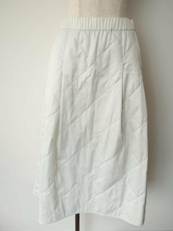 【送料込】ADORE アドーア WEB限定キルティングスカート Mサイズ 38 オフホワイト ウエストゴム 日本製 バックジッパー 6433060