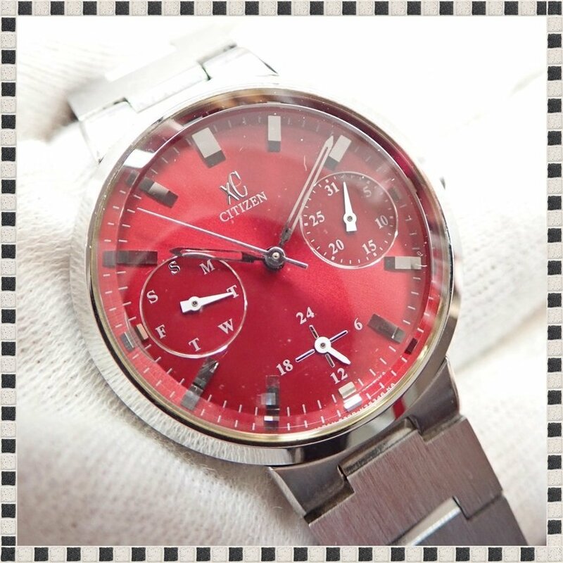 【 良品 】 シチズン XC クロスシー 6329-H07821 デイデイト 赤文字盤 クォーツ 31mm レディース 腕時計 稼動品 CITIZEN