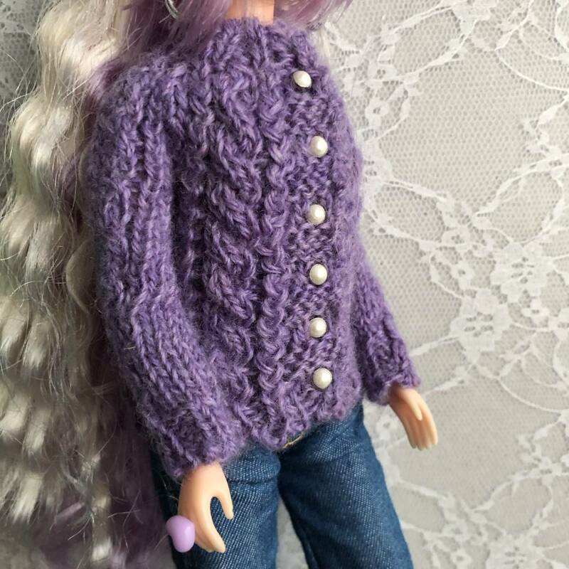 リカちゃんサイズ　人形ニットジャケット 　人形カーディガン　ハンドメイド　人形ニット　人形服　ミニチュアニット　紫