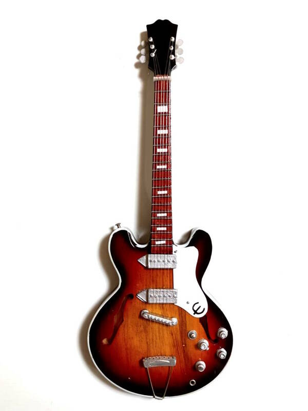 ビートルズ13モデルミニチュアギター25 cm。ミニ楽器