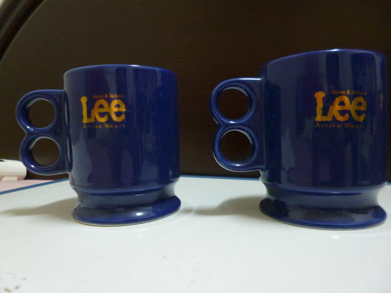 ＬＥＥ陶器製マグカップ　紺色　１９９０年代ノベルティグッズ　二個セット
