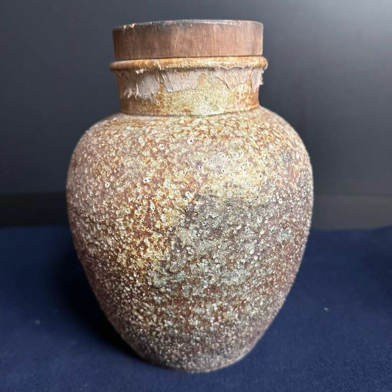 [KJ546] 古い壺 信楽焼 茶壺 木蓋 飾り壺 水瓶 花瓶 花入 高さ約24cm 茶道具 茶席 置物 骨董品 古美術