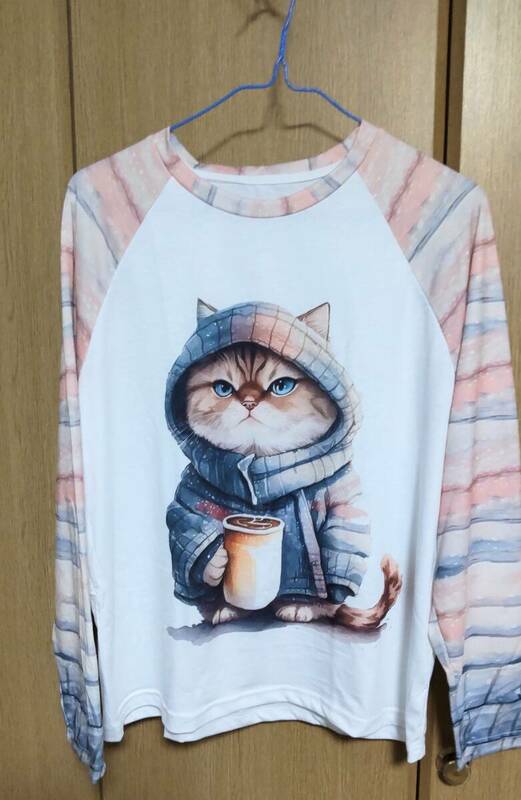 【新品】猫柄ラグラン袖のシャツ（長袖）