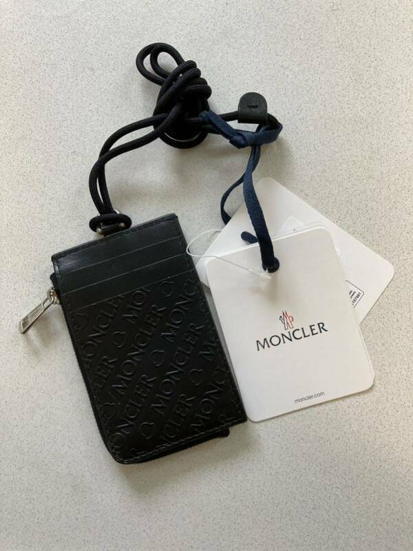 新品本物【モンクレール・MONCLER】凹凸のあるエンボスロゴ レザーネックミニ財布 カードケース/ジップポケット付き黒ブラックコイン
