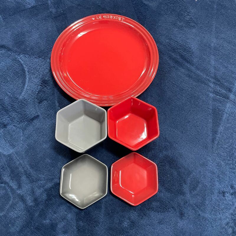 ルクルーゼ中皿　小鉢　小皿　5点セット　赤　中皿　六角形の赤、グレーの小鉢、小皿の5点セット
