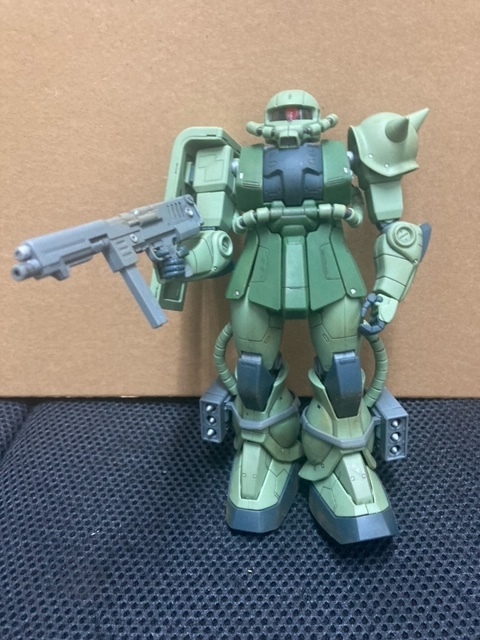 （ジャンク品）MG 1/100 MS-06F/J 量産型ザクIIver.1.0 プラモデル完成品　高さ約18ｃｍ