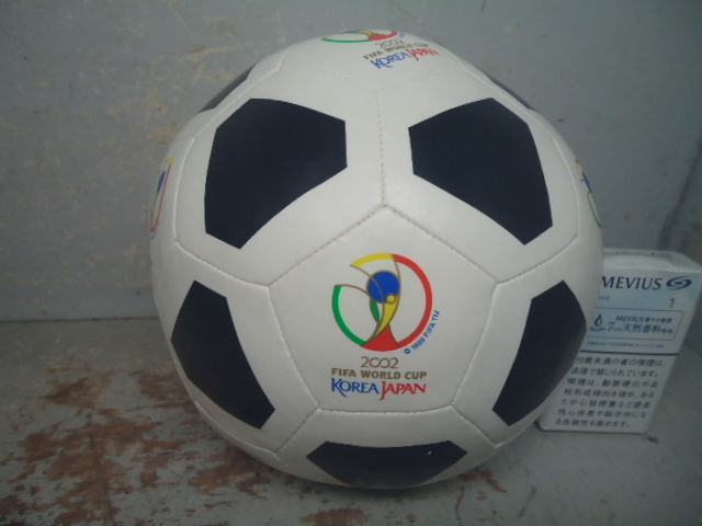 　（１）FIFA・２００２・ワールドカップ・記念品（サッカーボール型・ぬいぐるみ・ブラック）