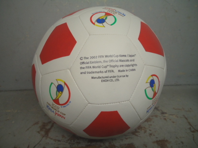 　（３）FIFA・２００２・ワールドカップ・記念品（サッカーボール型・ぬいぐるみ・レッド）