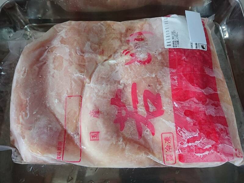 ☆大人気**　国産　鶏むね肉　２キロ　　冷凍