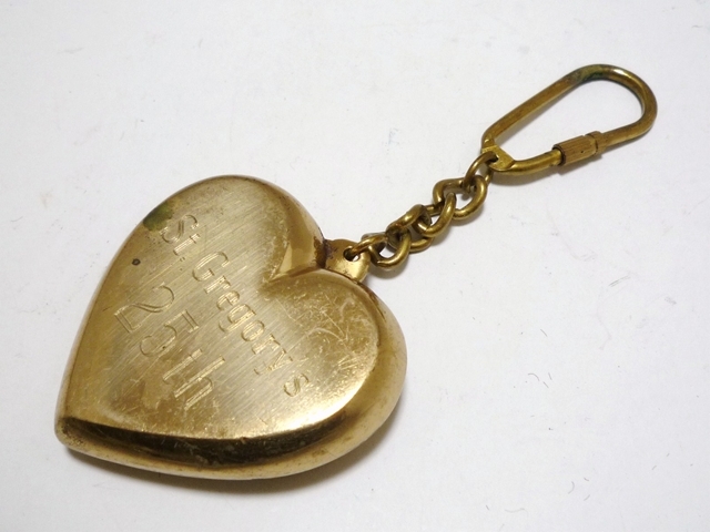 ビンテージ　ハート型　キーホルダー　ブラス製　St.Gregory's 25th　レア　アメリカ雑貨　アクセサリー