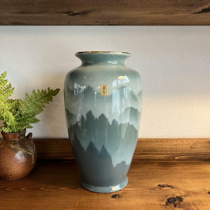 wasabi y933 高級陶器 若山作 雲海に浮かぶ山々を表したような美しい青磁色の花器/花瓶 飾り壺 高さ26㎝ 金彩 山水 木曽路の山並み