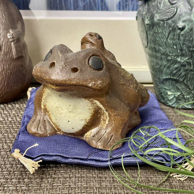 wasabi r172 縁起物 信楽焼 愛嬌のある楽しい表情の蛙 置物 親子蛙 縁起物として昔から愛されている蛙 インテリアやガーデンオブジェとして
