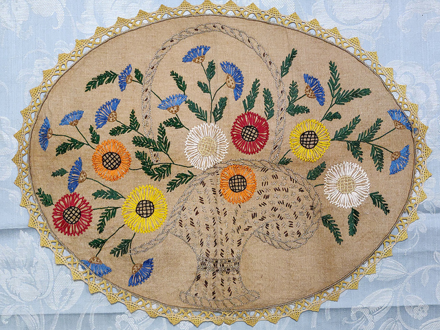 手刺繍　ドイリー　クッション　花　ひまわり　カゴ　フラワーアレンジ　フランス　アンティーク　手編み　レース　ベージュ　ヴィンテージ