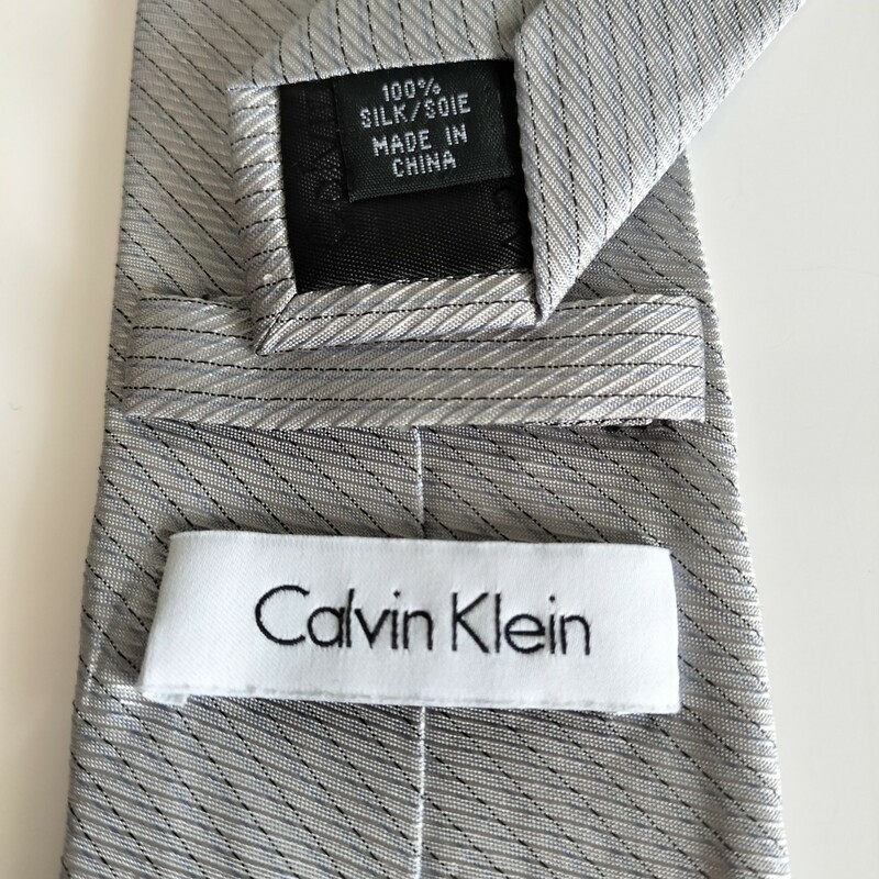 カルバンクライン（Calvin Klein)シルバーストライプネクタイ